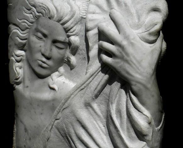 donna-mano bassorilievo marmo bianco di carrara 2011  50x45x10 (3)