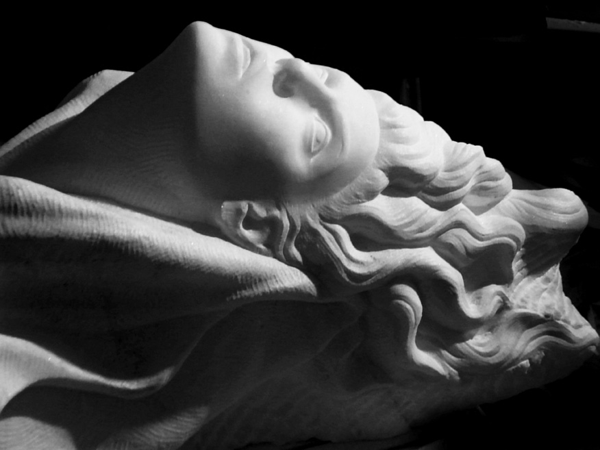 donna-mano marmo statuario di carrara 2010      60x40x35  (2)