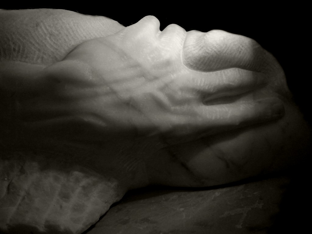 torso-mano marmo bianco di carrara 2010 20x20x45 (1) copy
